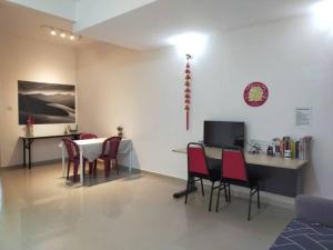 巴特沃思Cheerful 3-Bedroom Residential Home with Free WIFI的一间带桌椅的用餐室