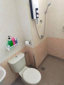 巴特沃思Cheerful 3-Bedroom Residential Home with Free WIFI的浴室配有白色卫生间和淋浴。