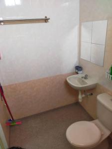 巴特沃思Cheerful 3-Bedroom Residential Home with Free WIFI的一间带卫生间和水槽的浴室