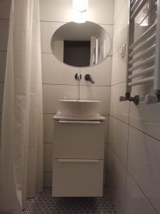 塞萨洛尼基Peaceful Home的一间带水槽和镜子的浴室