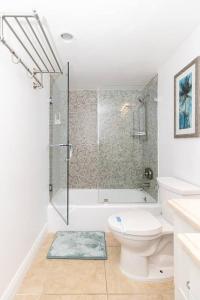 迈阿密海滩Modern Oceanview Condo - Steps to the Beach!的白色的浴室设有卫生间和淋浴。