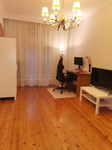 塞萨洛尼基Peaceful Home的客厅配有书桌和电脑