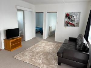 罗托鲁瓦MALFROY Motor Lodge Rotorua的带沙发和平面电视的客厅