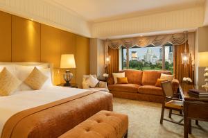 曼谷曼谷安納塔拉暹邏酒店的一间设有大床和窗户的酒店客房