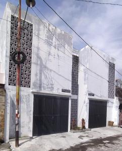 BonorejoRumah Bahagia 36的两扇门边的白色建筑