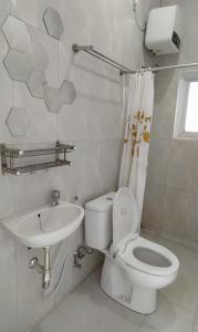 BonorejoRumah Bahagia 36的白色的浴室设有卫生间和水槽。