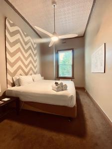 戴尔斯福特戴尔斯福特酒店的一间卧室配有一张大床和吊扇