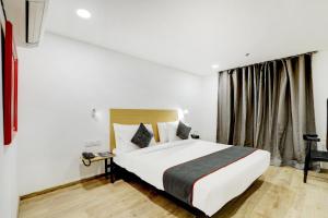 SarkhejTownhouse Rajyash Rise的酒店客房设有床和窗户。