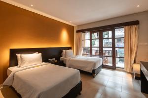勒吉安十四玫瑰海滩酒店的酒店客房设有两张床和窗户。