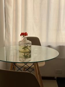 里奥班巴Puruha Inn的花瓶上的玻璃桌
