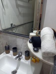 马拉喀什Serenehouse的一间带水槽和镜子的浴室