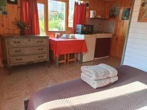 埃尔基斯科"Suite Dreams" Descanso Cerca del Mar的一间带桌子的卧室和一间带红色厨房