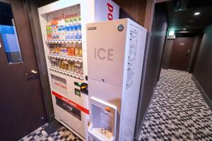 大阪大阪北浜VINE酒店的走廊里装满饮料的冰箱