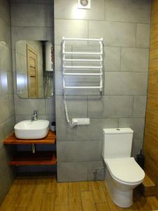 尤日内Smart apartment的一间带卫生间和水槽的浴室