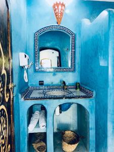 扎古拉Paradis Touareg的蓝色的浴室设有水槽和镜子