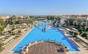 赫尔格达佳日海滨亲水度假酒店的享有度假村游泳池的空中景致