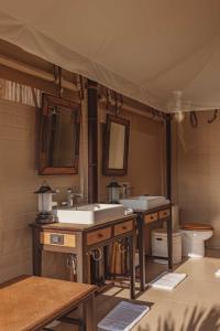 普吉镇Aladdin Luxury Camp Phuket的一间带两个盥洗盆和卫生间的浴室