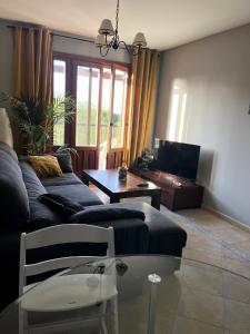 韦尔瓦Ayamonte - Vista Esuri Golf and Beach的客厅配有沙发和桌子