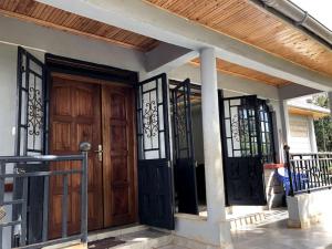 OthayaAberdare Home的一座带木门和铁门的房子