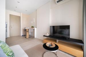 纳仲天Veranda Residence/1BR/25th floor的客厅配有大屏幕平面电视