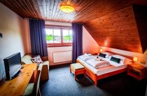 特尔乔夫得来文斯特楚瓦酒店的一间卧室配有一张床、一张书桌和一台电视。