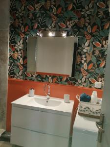 巴涅尔德比戈尔Beau studio avec balcon的一间带水槽和镜子的浴室