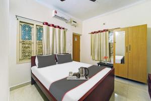 钦奈Collection O Arn Guest House Near Chennai International Airport的一间卧室,卧室内配有一张大床