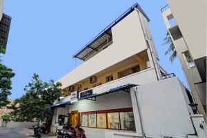 钦奈Collection O Arn Guest House Near Chennai International Airport的享有大楼前方的景致。