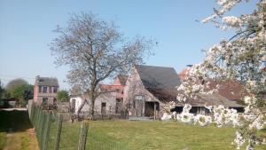 莫塞勒Natuurschoon Vakantiewoning Moorsel的一座带栅栏和树的老房子