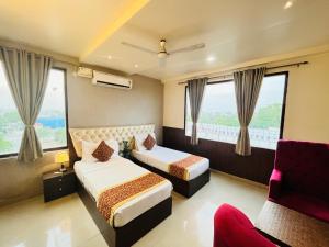 勒克瑙Hotel The Leaf - Gomti Nagar Lucknow的酒店客房带两张床和窗户