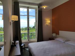 拉贝尔讷里昂雷茨Domaine de La Gressière的酒店客房设有一张床和一个大窗户