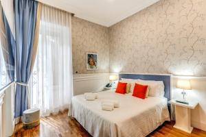 罗马Mangili Garden Hotel的一间卧室配有一张带红色枕头的大床