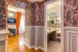 罗马Mangili Garden Hotel的一间带水槽和镜子的浴室