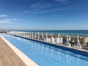 卡耐特蒂贝兰格Global Properties, Moderno apartamento en Canet al Mar的游轮屋顶上的游泳池