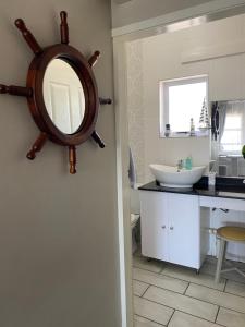 马盖特Uvongo Chalet 11的浴室设有水槽和墙上的镜子