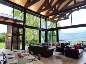 温特顿Drakenzicht Mountain Cottage的带沙发和桌子的客厅以及窗户。