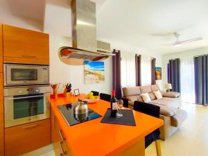 英格兰海滩Lemon Terraced House的一个带橙色台面的厨房和一间客厅