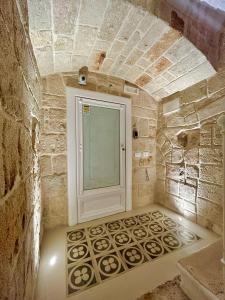 莫诺波利La Vitagira的浴室设有石墙窗户
