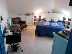 努奥罗Coros的一间卧室配有蓝色的床和椅子