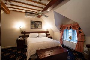 奥尔弗里顿圣多的海曼农场酒店的一间卧室设有一张大床和一个窗户。