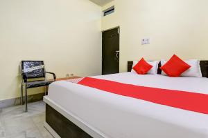 BankipurHotel Basera的卧室配有带红色枕头的大型白色床