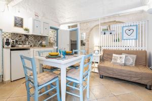 奥斯图尼Vico di Ostuni Apartments by Rentbeat的厨房以及带桌椅的用餐室。