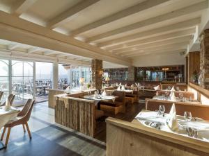 巴特黑灵皇家全景酒店的餐厅设有桌椅和窗户。