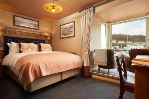 波思利文海港旅馆的一间卧室设有一张床、一个窗口和一把椅子