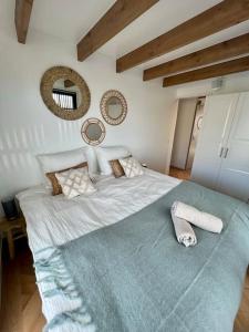 蒙尼肯丹Luxury Houseboat Liberdade with sauna and dinghy的一间卧室配有一张带蓝色毯子的大床
