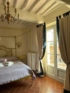 拉里Castellinaria的一间卧室设有天蓬床和窗户。