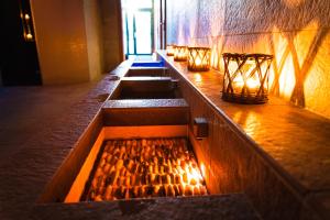 特尔乔夫得来文斯特楚瓦酒店的灯火通明的房间的一排水槽