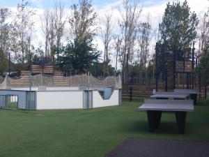 瓦尔拉普拉日MOBIL HOME LE LOZERIEN的公园,设有两张野餐桌和一个击球笼