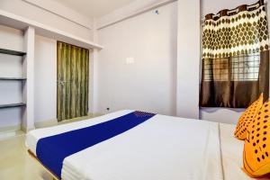 BhandāraSPOT ON The Highway Inn的一间卧室设有一张床和一个窗口