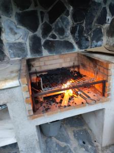 赫罗纳Cal Espardanyer的砖炉,里面火